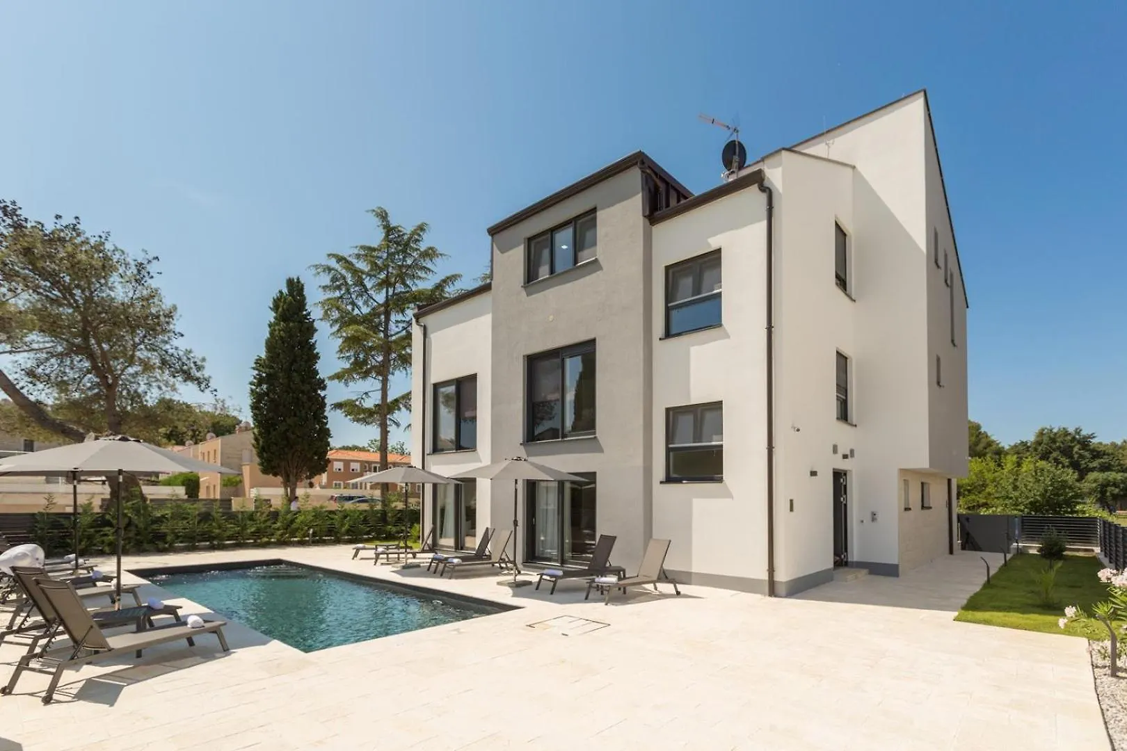 Luxury Apartment Matic I With Shared Pool And Seaview contacts
